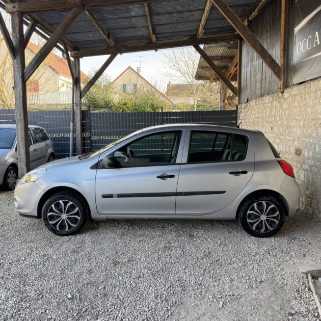 RENAULT CLIO III AUTHENTIQUE 1.2 16V 2010 / photos a venir
